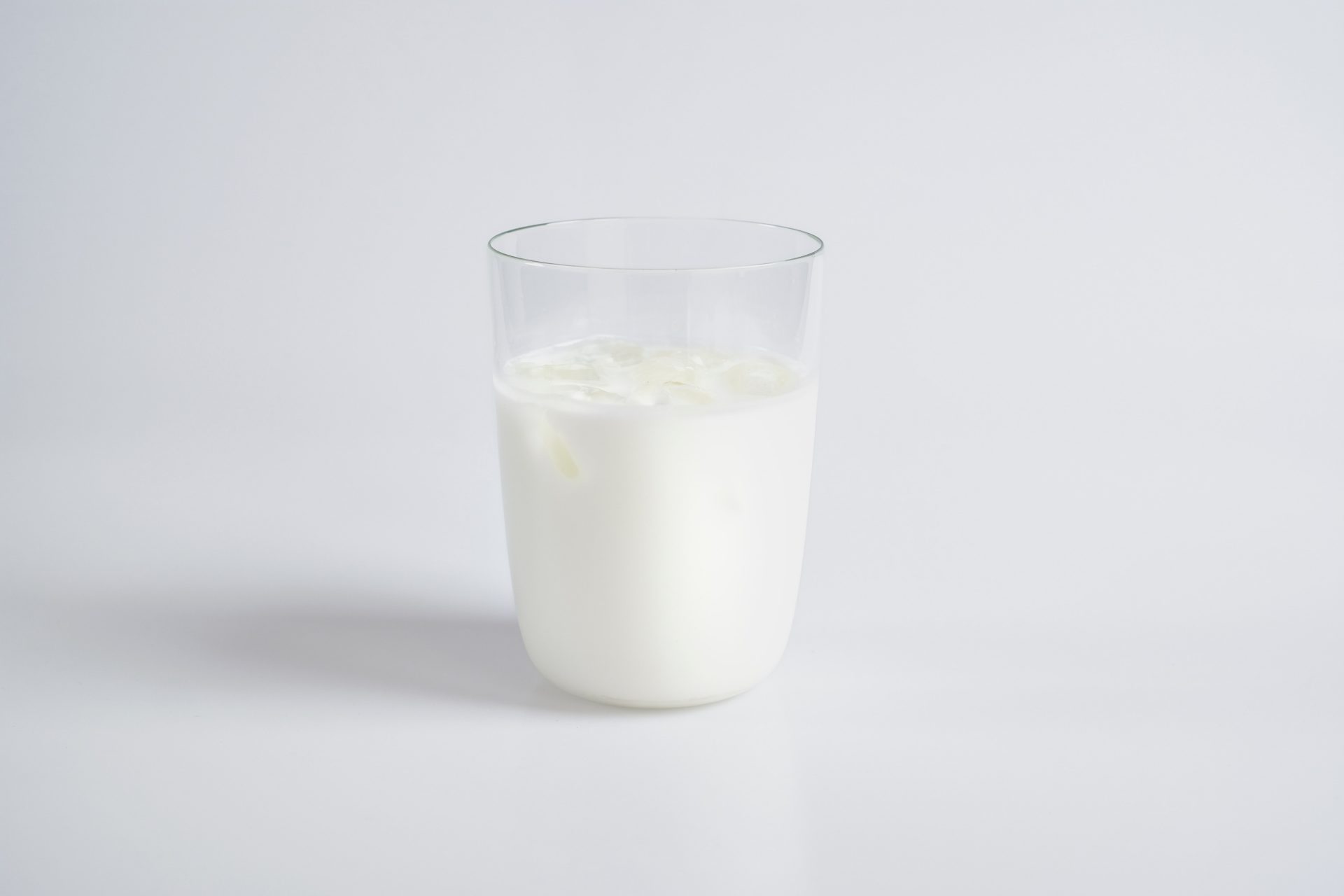 Latte, magro ma non troppo: tutti i benefici dei grassi buoni